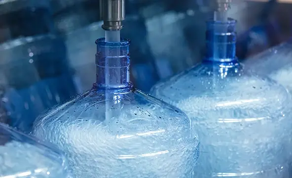 Nem tartalmaz adalékanyagokat, allergéneket vagy GMO-t – csak tiszta, természetes víz, amely megfelel a legszigorúbb minőségi előírásoknak.